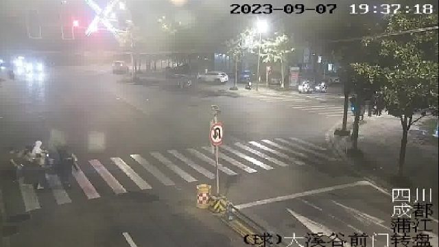 摩托车冲向人行道行人，不懂得礼让行人！