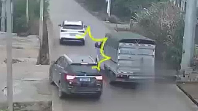 小货车正在超车，越野车再超车后翻下边沟！