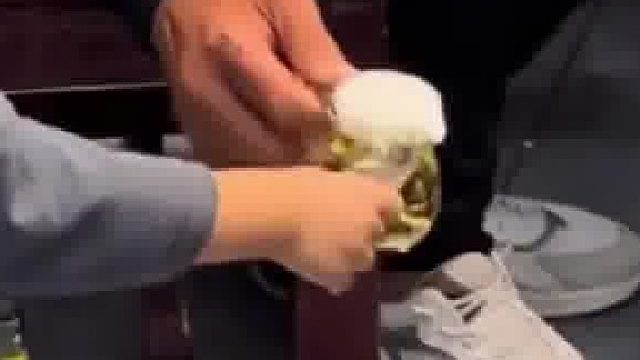 男孩跟着家长在饭店吃饭，跑到隔壁给陌生人敬酒，妈妈：是社牛，又是递烟又是敬酒的