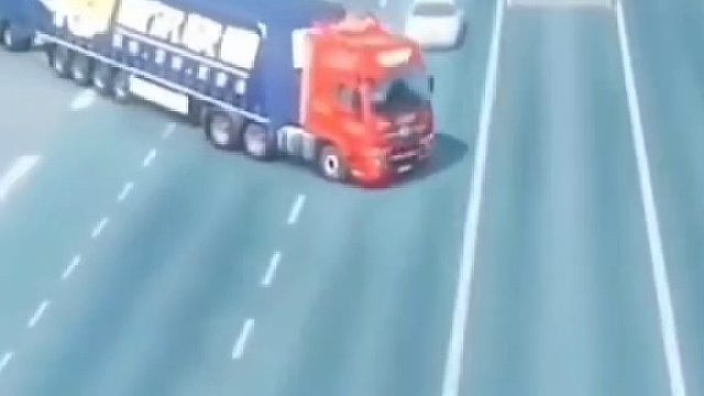 超长大货车掉头，等待的两辆小车去哪了？