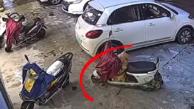 电动车停在外面淋雨时，突然自动“挪到”屋檐下躲雨，车主一脸懵。