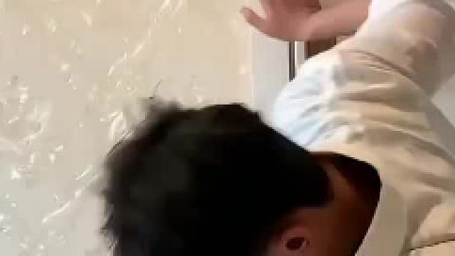 姐姐结婚弟弟拼了命堵住门他除了父母最舍不得姐姐的人。网友：弟弟是怕姐姐从亲人变成了亲戚！