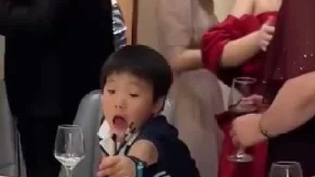 人类的悲喜真的并不相通……婚礼宴席上男孩到最后都没够到他想吃的黑椒龙虾