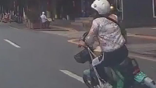 电动车突然变道酿事故 交警判定负全责