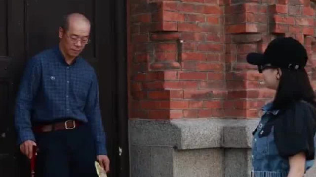 女儿与61岁老爸拍变装视频，丝巾一挥秒变帅小伙，练就一身腱子肉