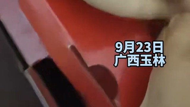 女子拆开厂里发的过节物资 还以为是空的 再一看中间放了五瓶饮料 网友公摊有点多啊