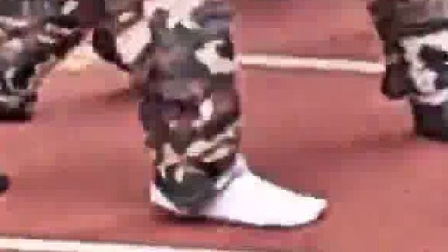 男生军训汇演上一只鞋意外被踩掉，穿着白袜子坚持走完全程