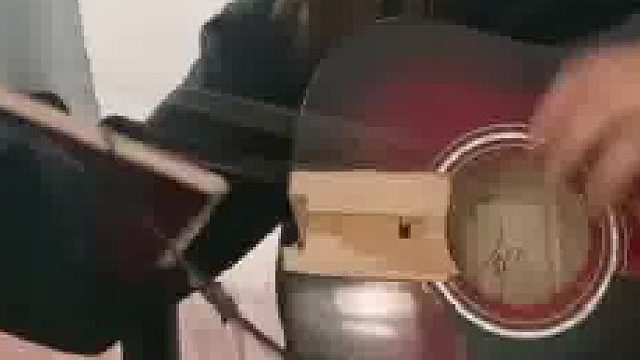 弹破吉他的小姑娘，可真酷