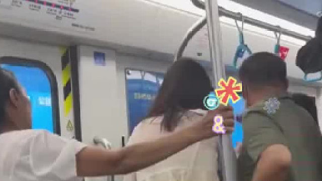 地铁上女子与大妈发生争执，大妈一句话让女子怒气值瞬间降为零。