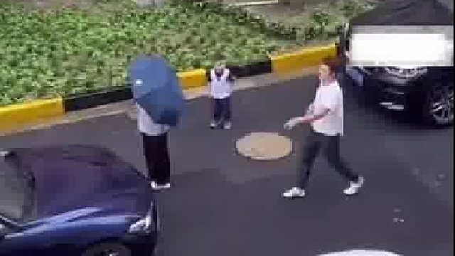 女司机乱停车堵住进出通道，虽然道歉仍遭到小区业主辱骂