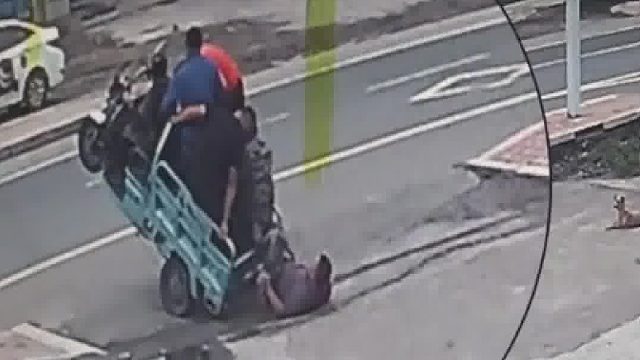 三轮车载客过多结果下一秒..........