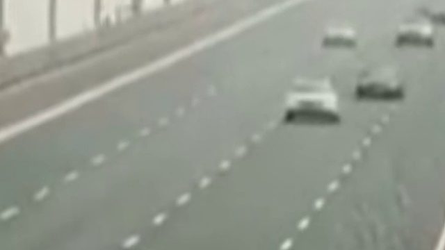 小车高速 抛锚三分钟后被追尾，幸好人撤离了！