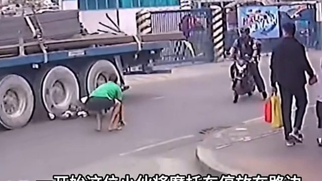 摩托车不争气小伙险些酿成悲剧！