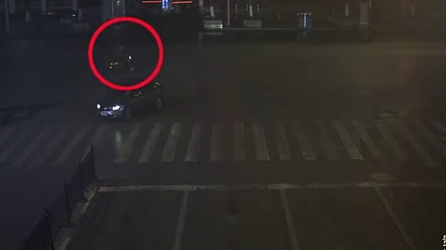 闯红灯酿事故未戴头盔加重伤害还要负全责！