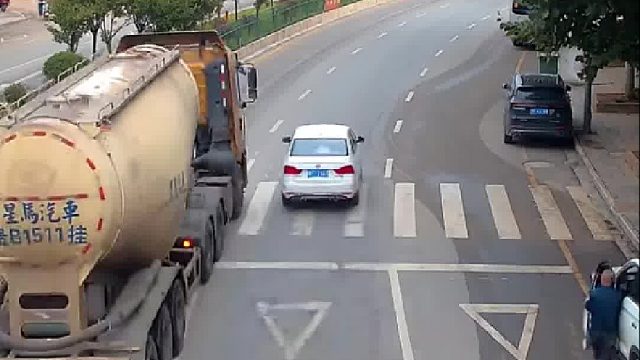 大车违规变道小车被撞得转圈！