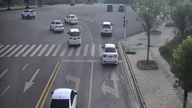 左转弯闯红灯发生碰撞致车辆侧翻！