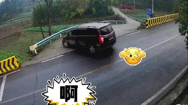 分心驾驶滚下10多米坡坎，万幸系了安全带人没事！