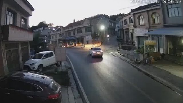 安全气囊都弹出来因操作不当撞了......