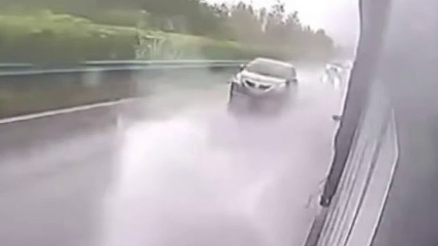 雨天小车超车结果失控了！