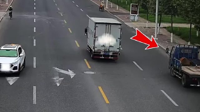 小货车掉头不观察太马虎！