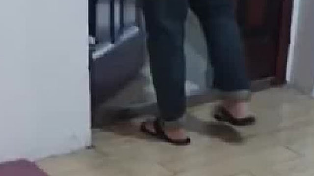 男子以钓鱼为由拒绝带女儿看病，随后却被发现身在酒局。妻子：这是我一个人的孩子吗。