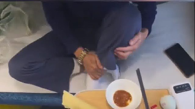 东北叔叔在火车上吃蘸酱菜，女孩一句“好香啊”换来一句“吃点啊”，网友：你喊shú的话会更亲切