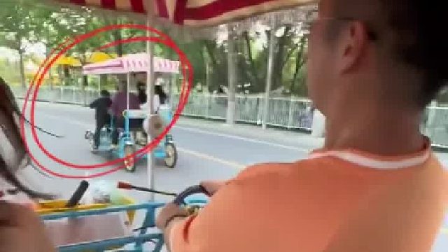 一生要强的大人与小孩景区互飙观光车 小孩：其实我也没有很想赢你就是玩玩而已