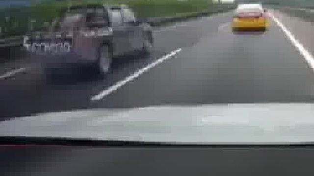 卡车钢管掉落幸好及时变道