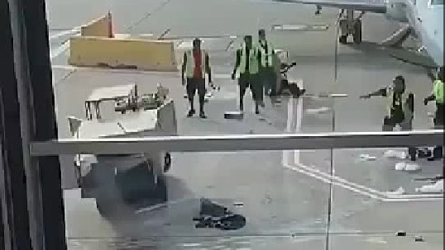 电动车失控差点与飞机相撞，大姐行动果断，避免了一场悲剧