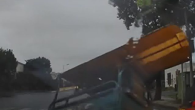 正常行驶中突然一辆三轮车......问题来了怎么划分责任！