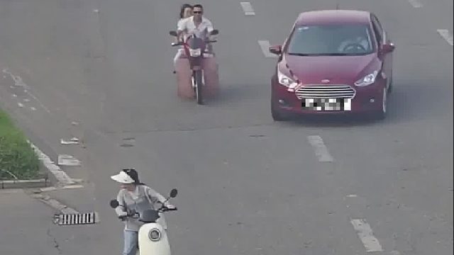 小车路口突然变道别倒直行摩托车！