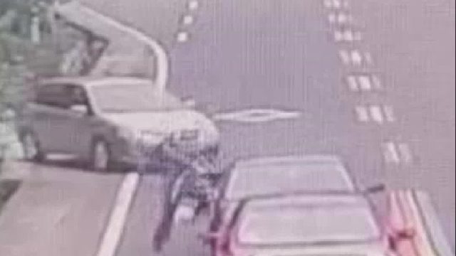 摩托车追尾小车驾车千万不能走神！