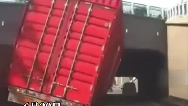 超高大货车过涵洞突然侧翻，后车侥幸夹缝逃生吓出一身汗！