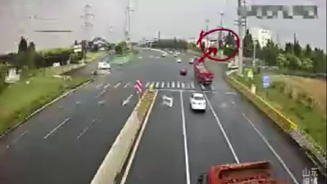 两车追尾小轿车失控！