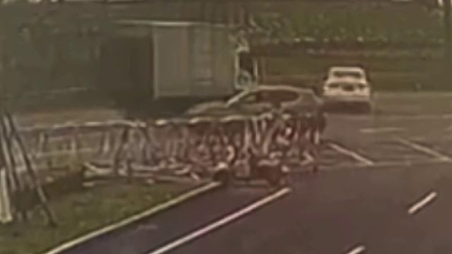 白色小车调头未让直行货车结果被撞了！