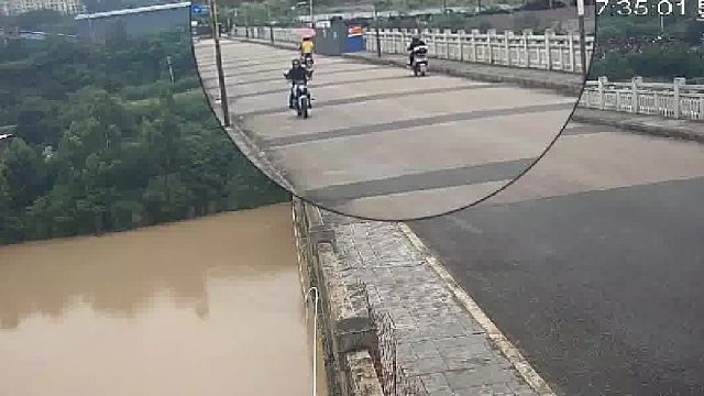 摩托车加装遮阳伞的危害！