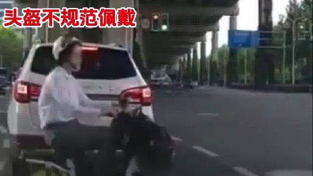 电动车驾驶员闯红灯 “鬼探头”