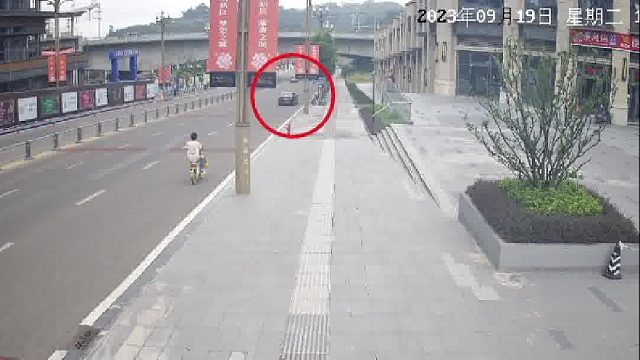 小车停在了路边示及时发现后方行驶的单车结果........