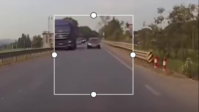 开个日产你还想超车！