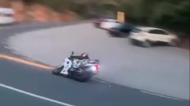 只见一路火花四溅！