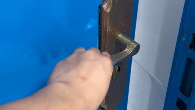 孙子不孝，让爷爷受苦了