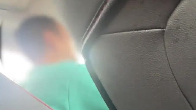 成都高铁站外黄牛扎堆拉客，虚报打车费帮旅客叫网约车赚高额差价