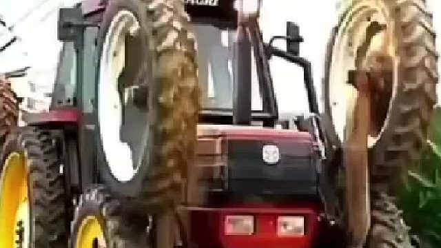 经过改装的Fiatagri 88-94 DT拖拉机，可升高车身不会损坏玉米田作物