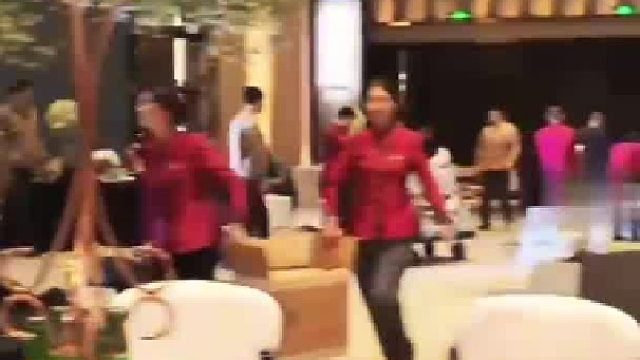 男子参加婚礼走错场地，结果看见桌上的酒然后就不走了