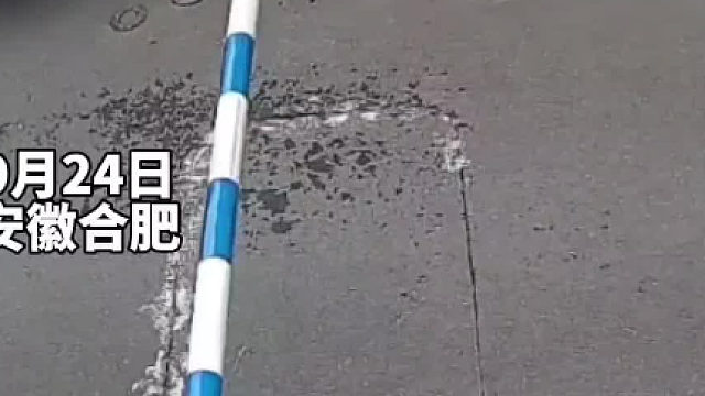 私家车随意停车占据通道，摩托车强行通过损坏道闸栏杆。