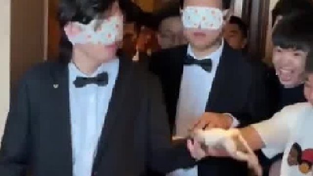 接亲现场伴娘们试图整蛊接亲团，万万没有料到伴郎竟然如此“勇猛”……