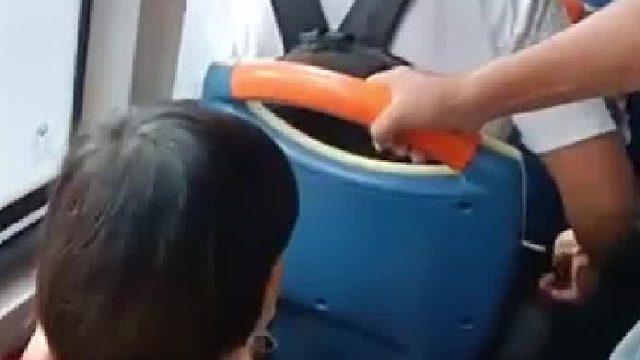 公交车上老人强行让小学生让座，大哥霸气制止。“你再欺负她试试 小朋友凭啥让你”
