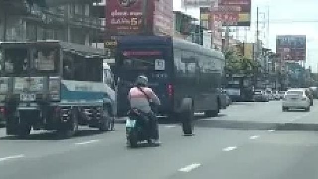 轮胎撞到车后，踢轮胎一脚的人会负一定责任吗