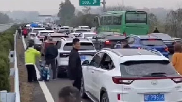 聪明的人都是提前上高速，结果上了高速才发现，都是聪明人