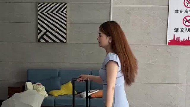 出差三个月回来看见老公在楼下等我